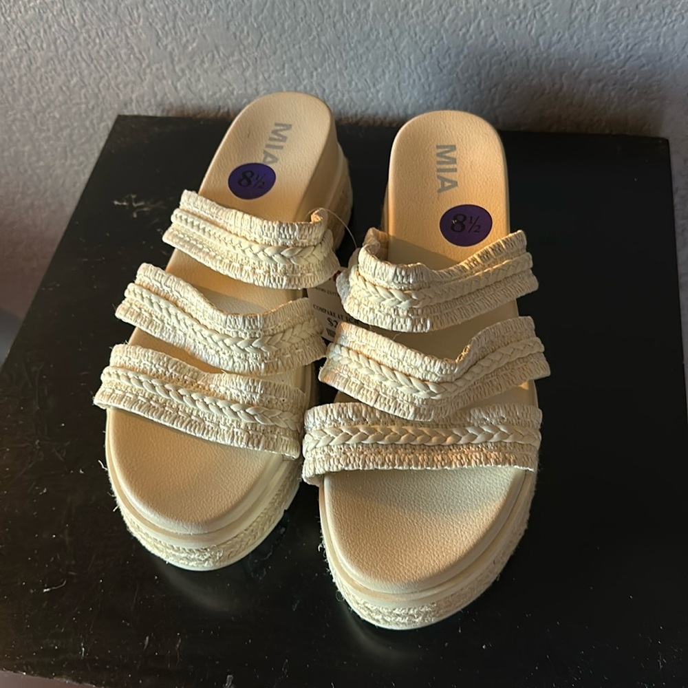 Mia 8.5 beige sandals